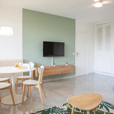 Flat With Hot Pool Apartament *
